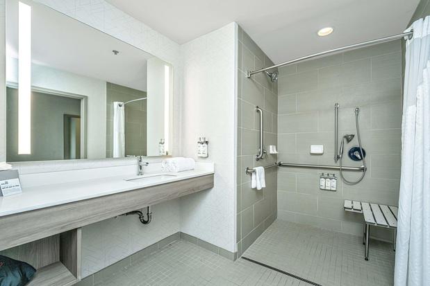 Images Holiday Inn Express & Suites Charleston Arpt-Conv Ctr Area, an IHG Hotel