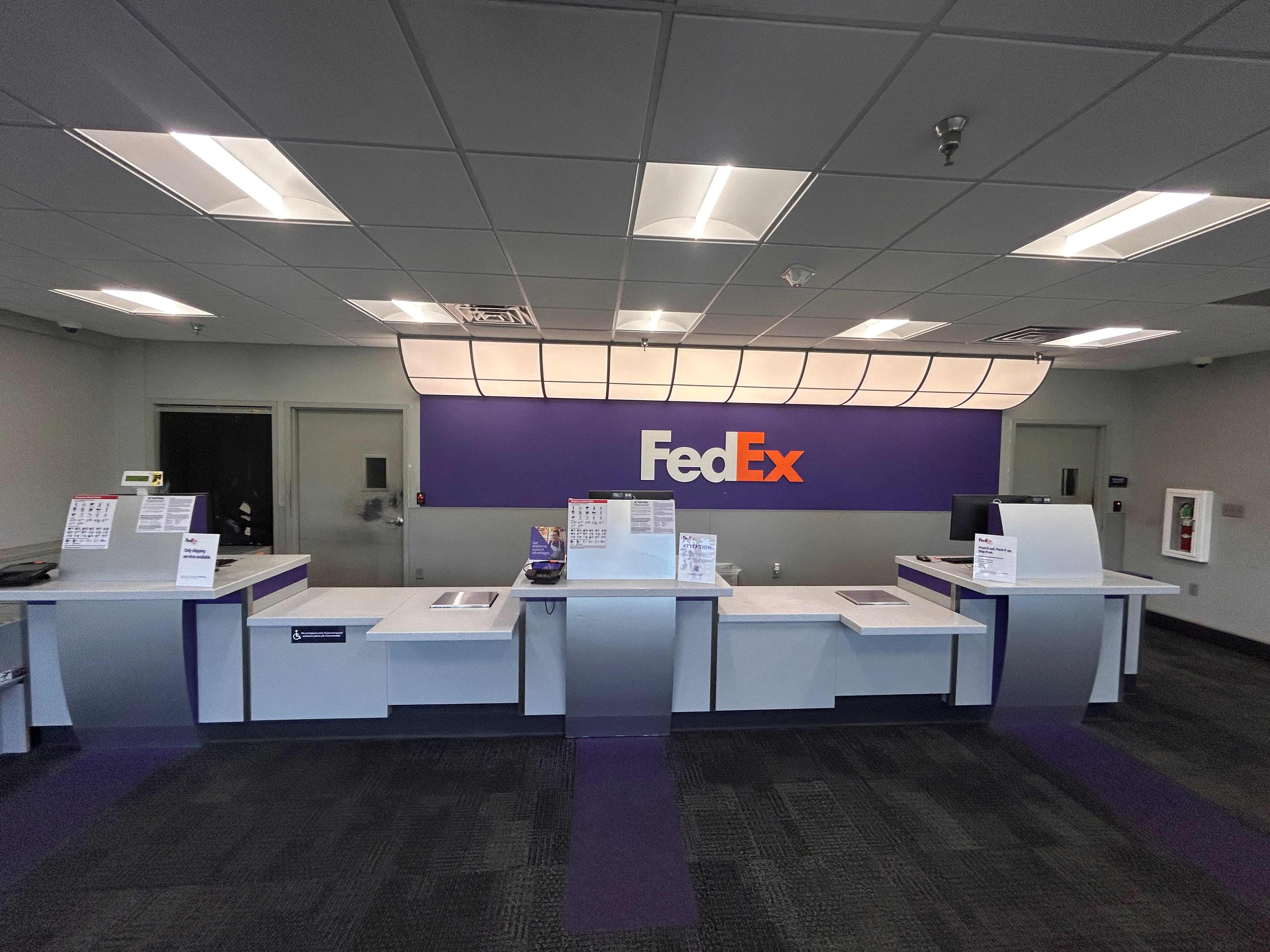 FedEx Office Ship Center Image