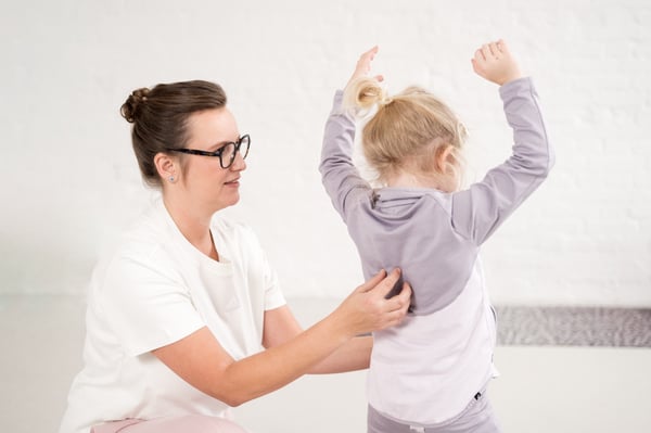 Yogalehrerin aus Berlin bei einer Yoga Übung