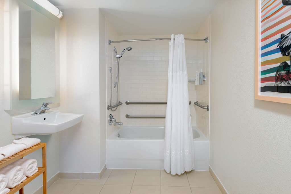 Guest room bath