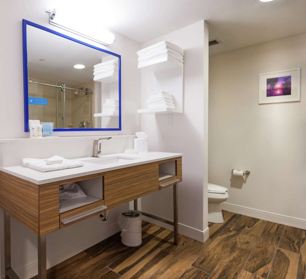 Guest room bath