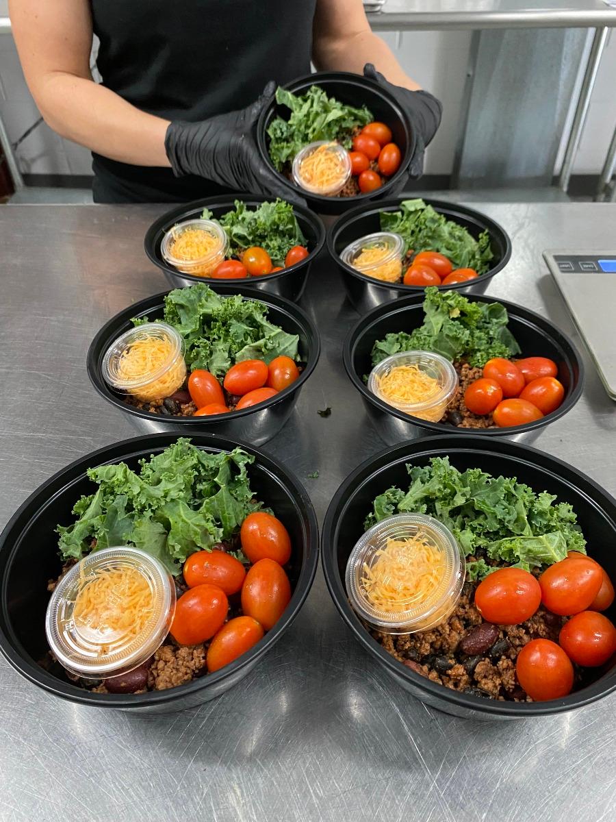 LunaFit Fresh, freshly prepared high protein, low fat beef chili bowls.