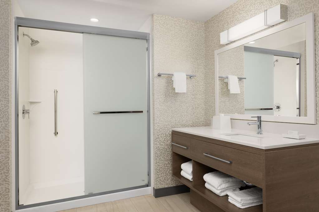Guest room bath