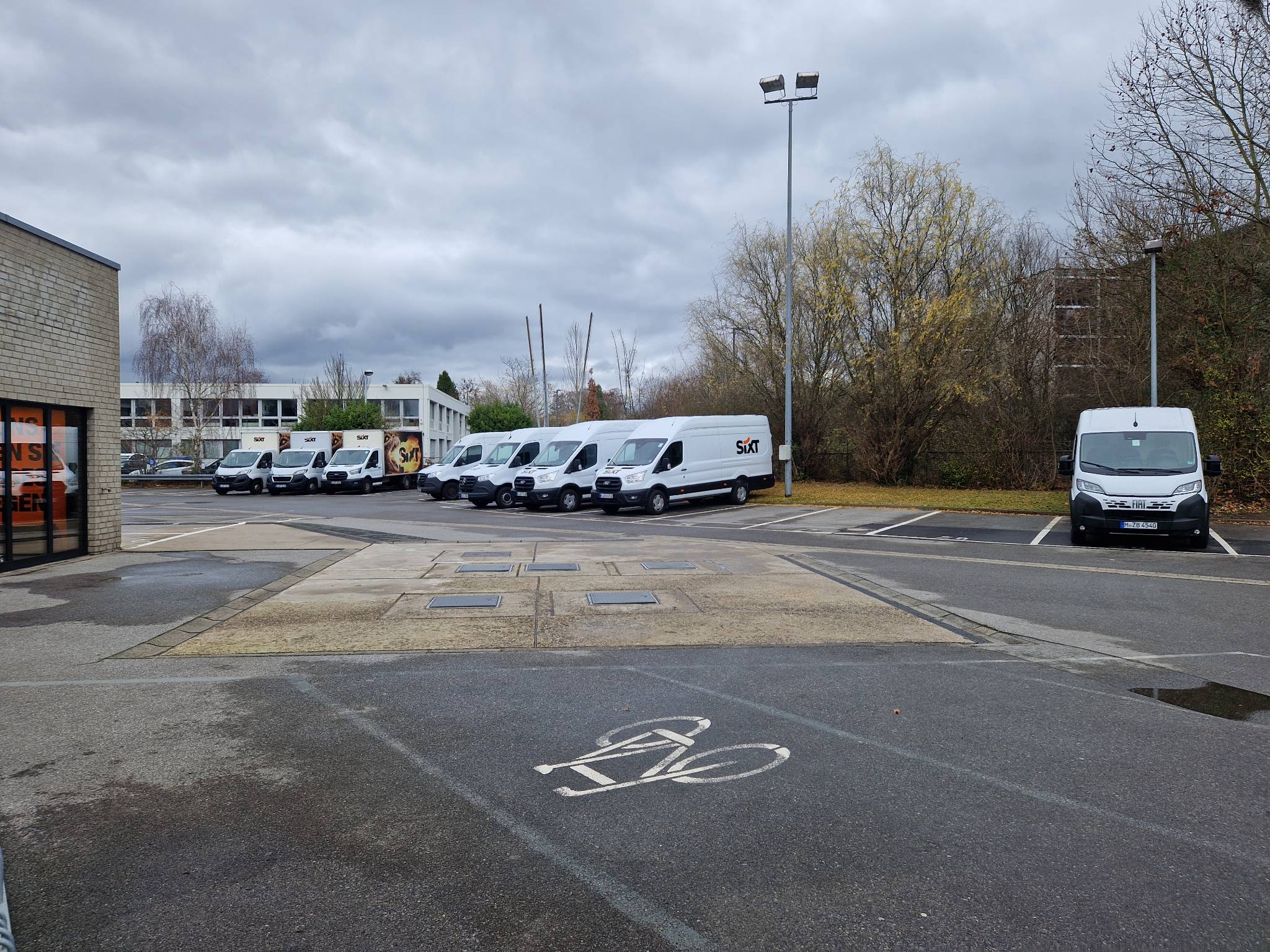 SIXT Truck Center Düsseldorf, Tilde-Klose-Weg 2-4 in Düsseldorf