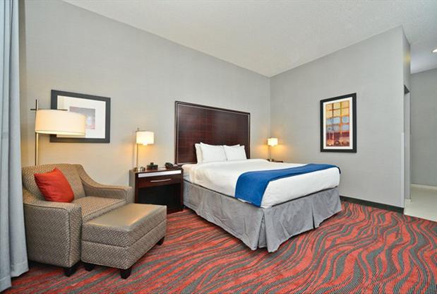 Images Holiday Inn Express & Suites Utica, an IHG Hotel