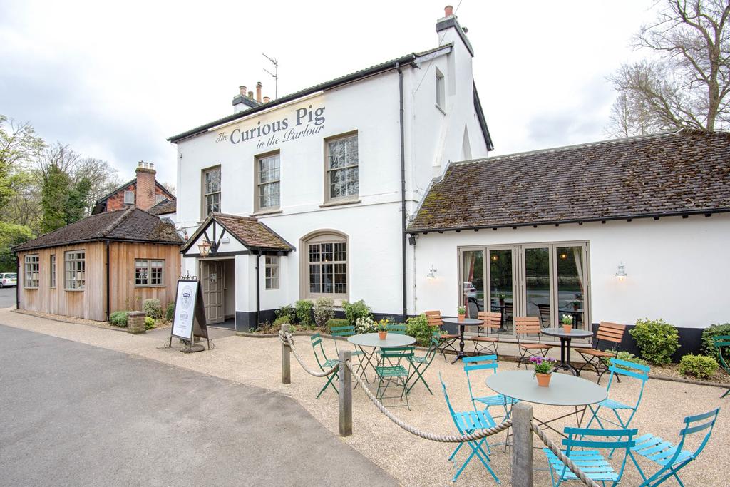 Images Curious Pig in the Parlour by Marston’s Inns