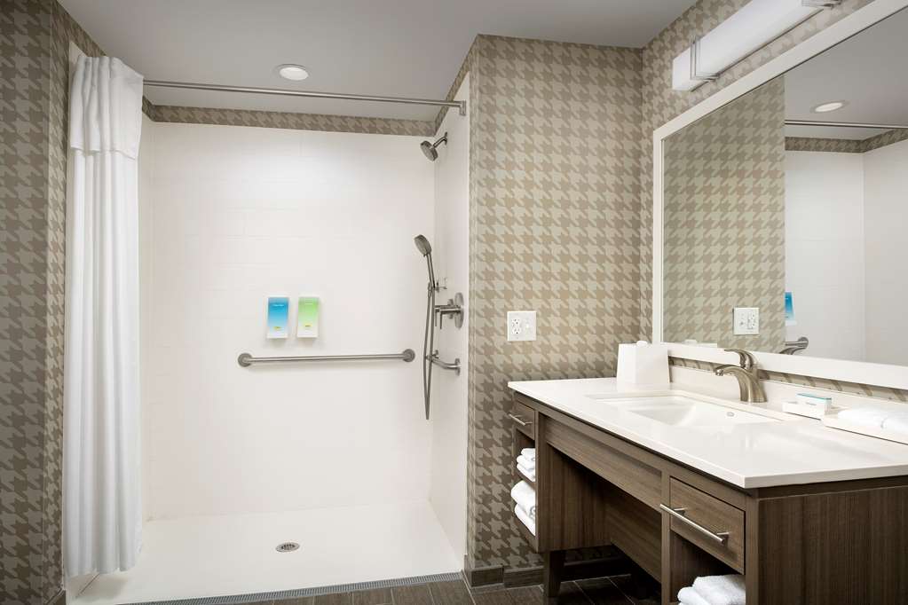 Guest room bath