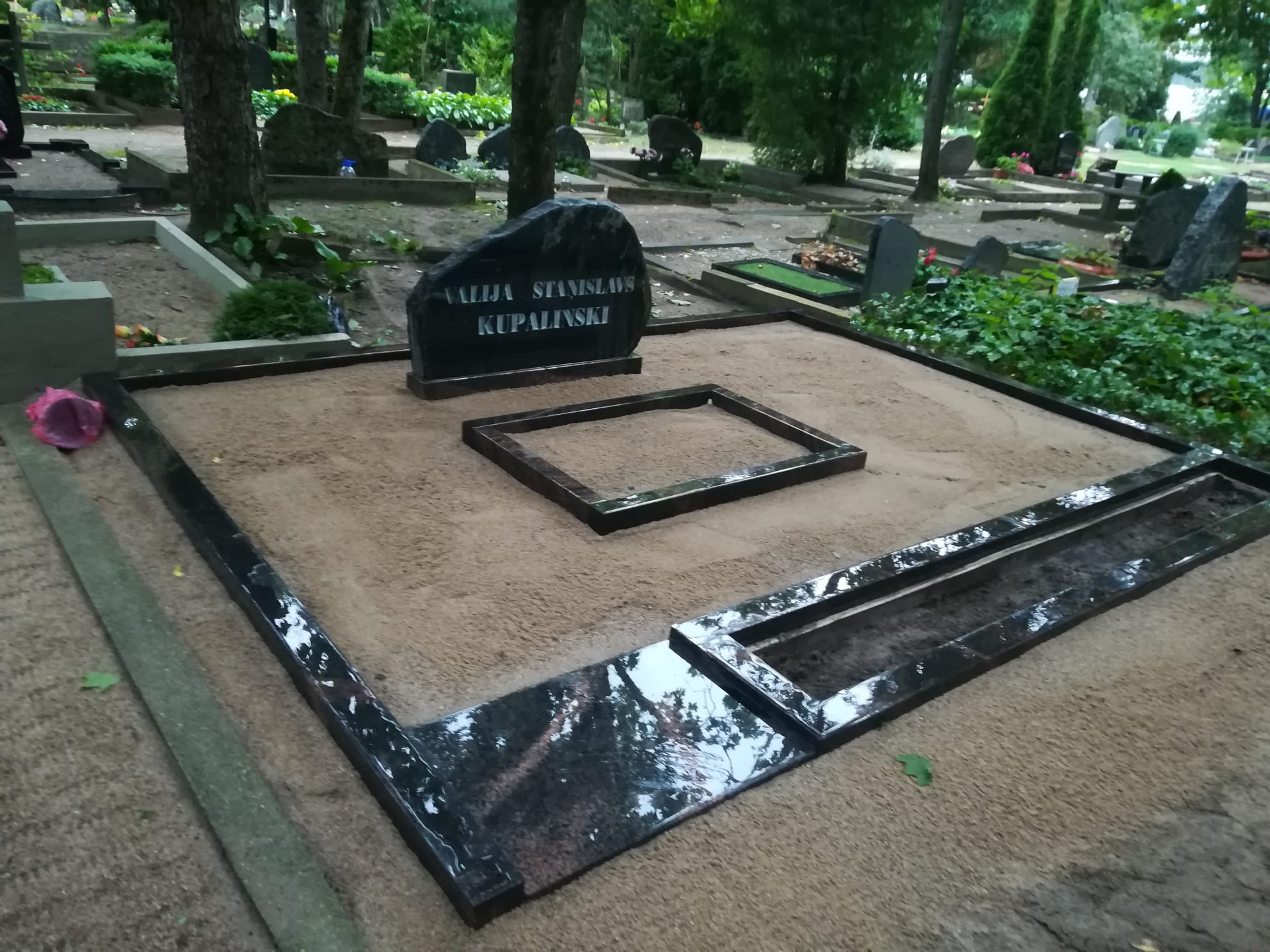 Melna granīta plāksne – elegants un izturīgs materiāls pieminekļiem un dizaina risinājumiem.