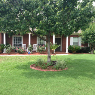 GreenWorks Lawn Care, LLC Logo