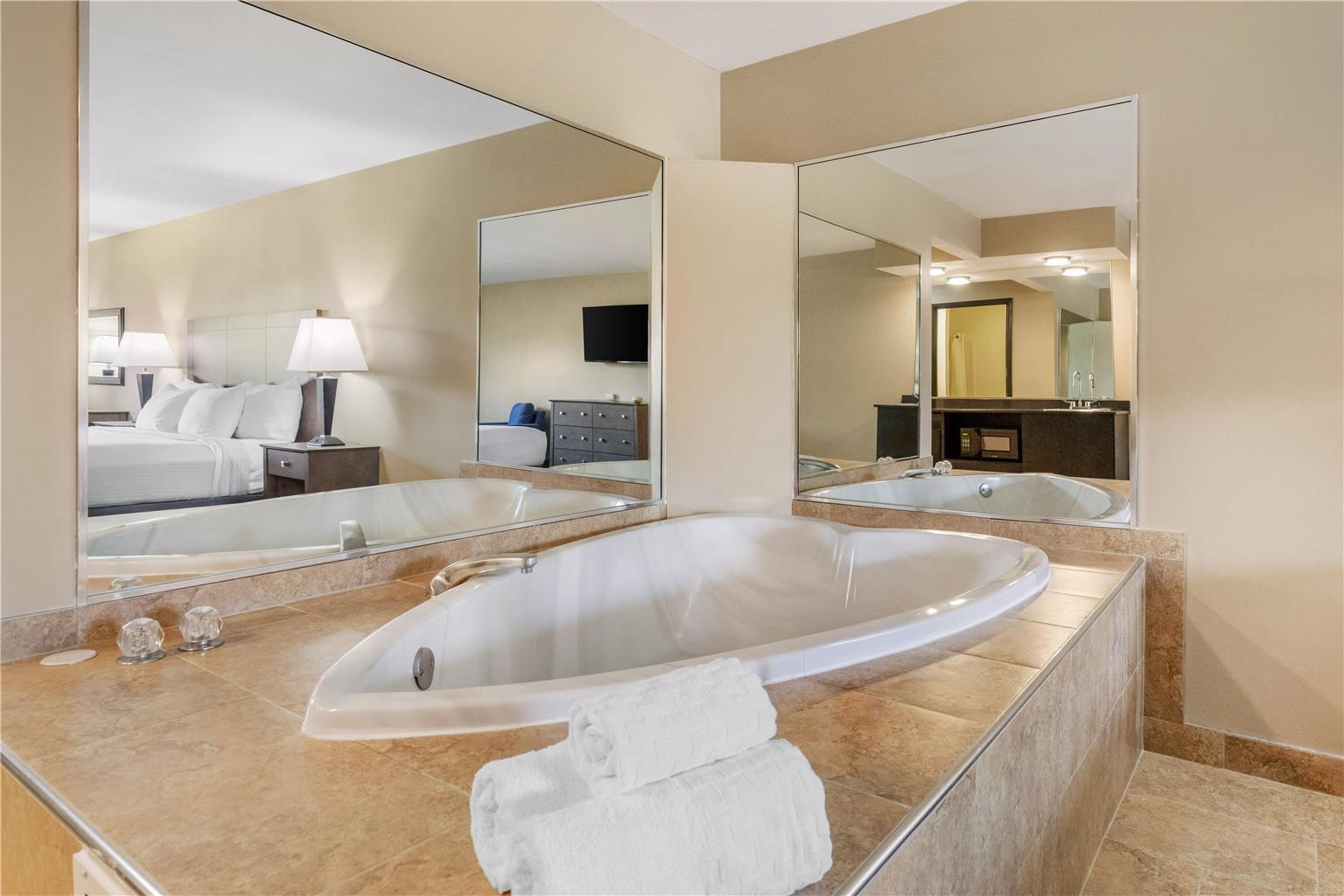 King Suite - Heart-Shaped Jetted Tub