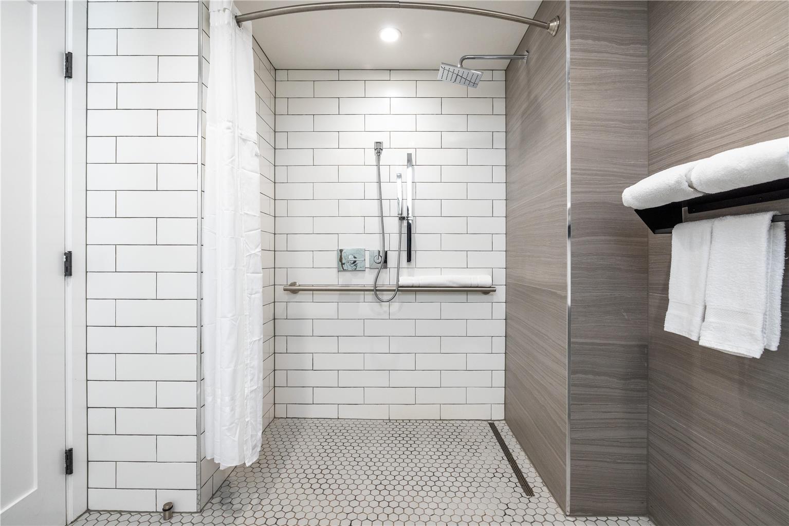 Guest room bath