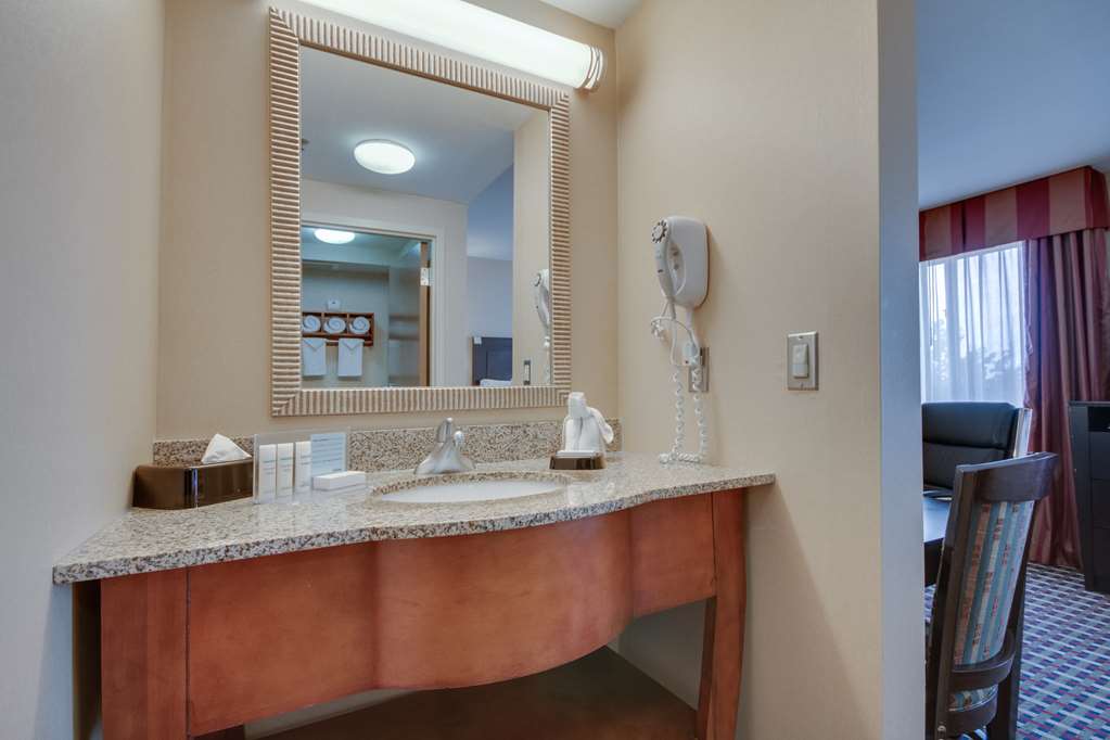 Guest room bath