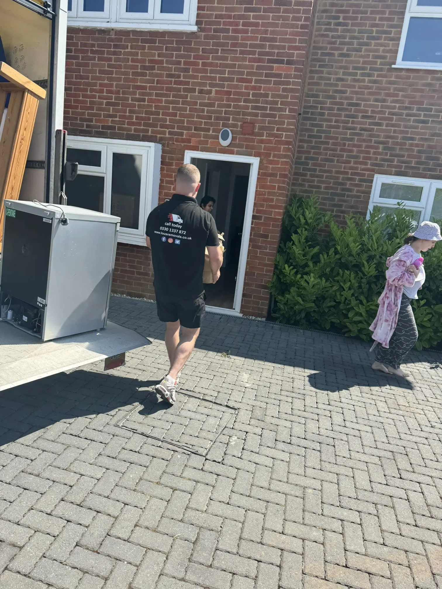 Lou's Removals and Couriering Ltd Addlestone 03301 337872