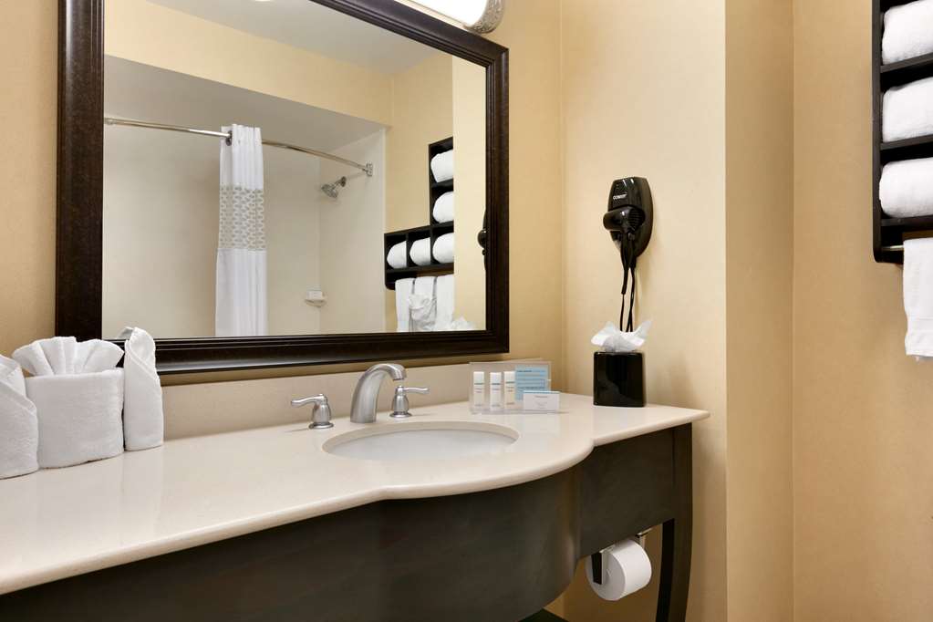 Guest room bath