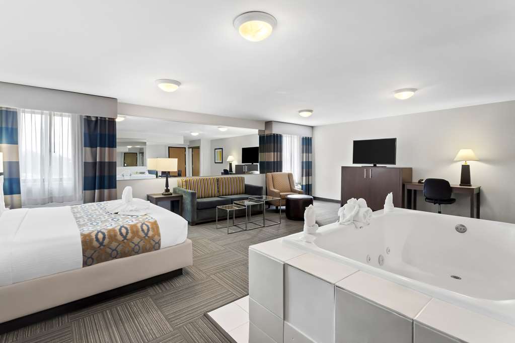 King w/ Sofa Bed and Jetted Tub