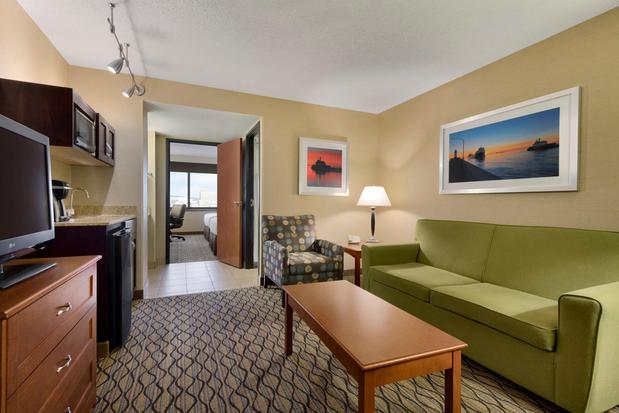 Images Holiday Inn & Suites Duluth-Downtown, an IHG Hotel