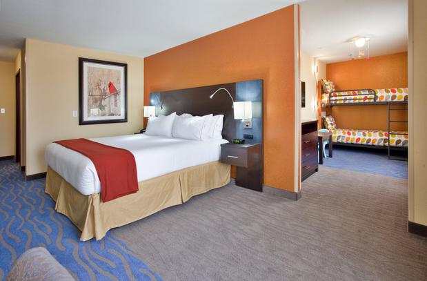 Images Holiday Inn Express & Suites St Louis Airport, an IHG Hotel