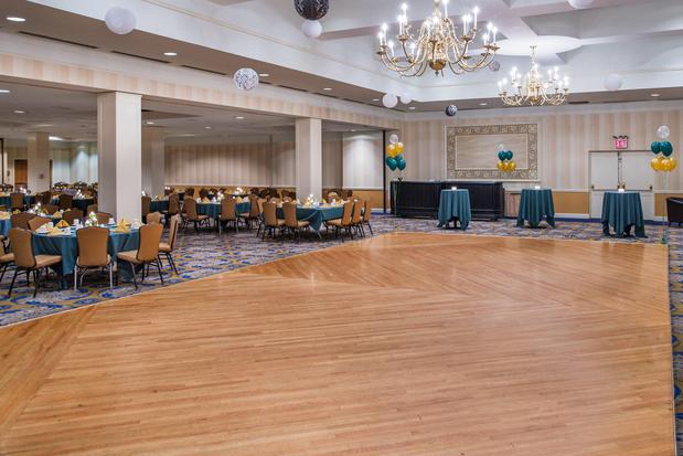 Images Holiday Inn & Suites Pittsfield-Berkshires by IHG