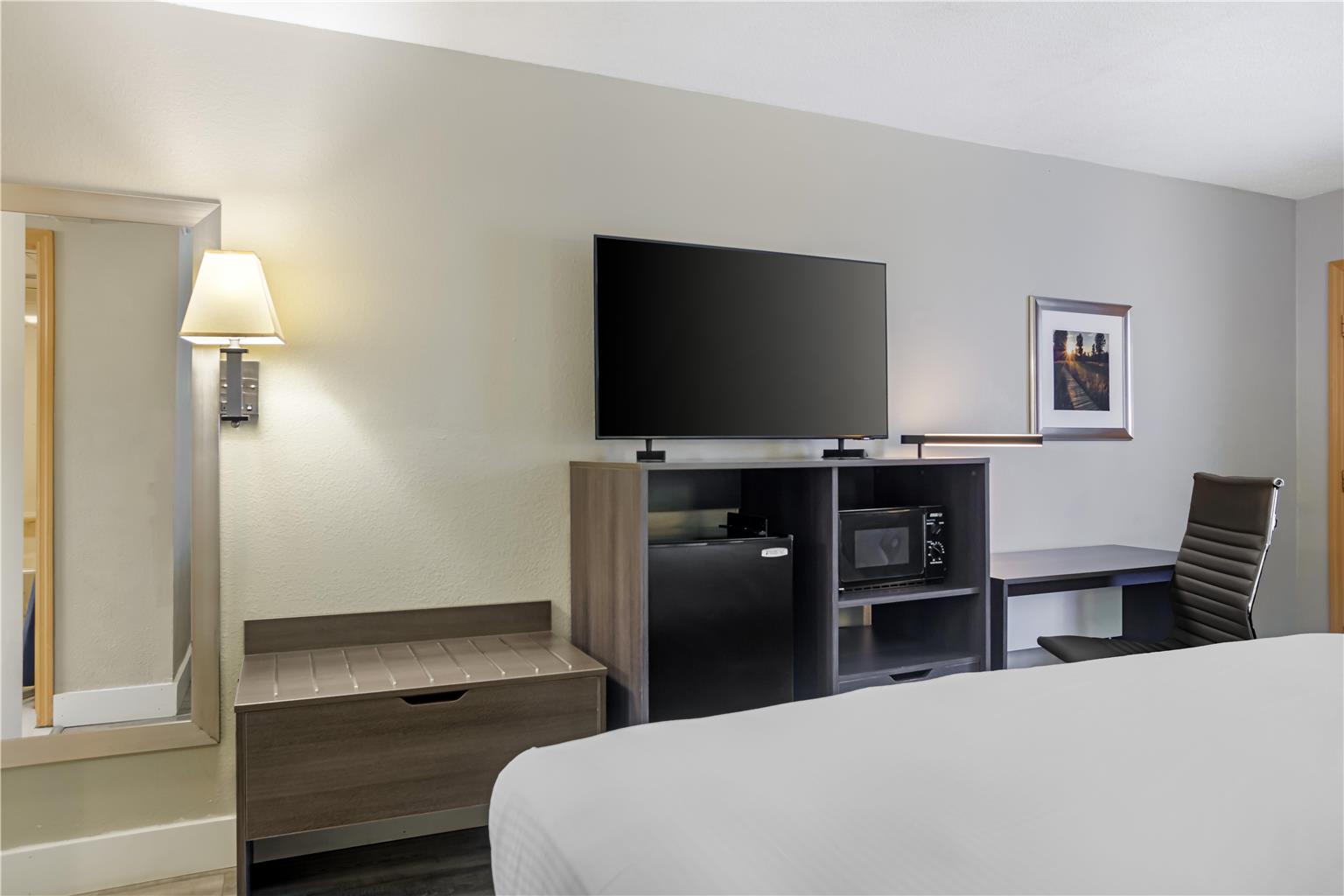 King Bed with Tub