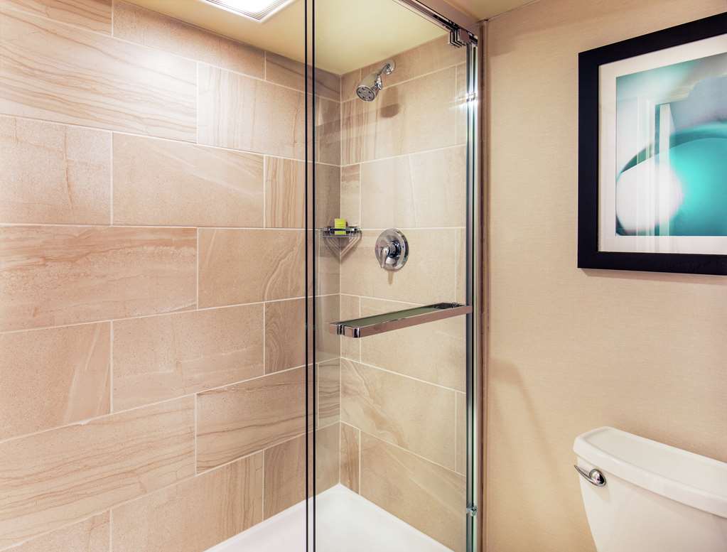 Guest room bath