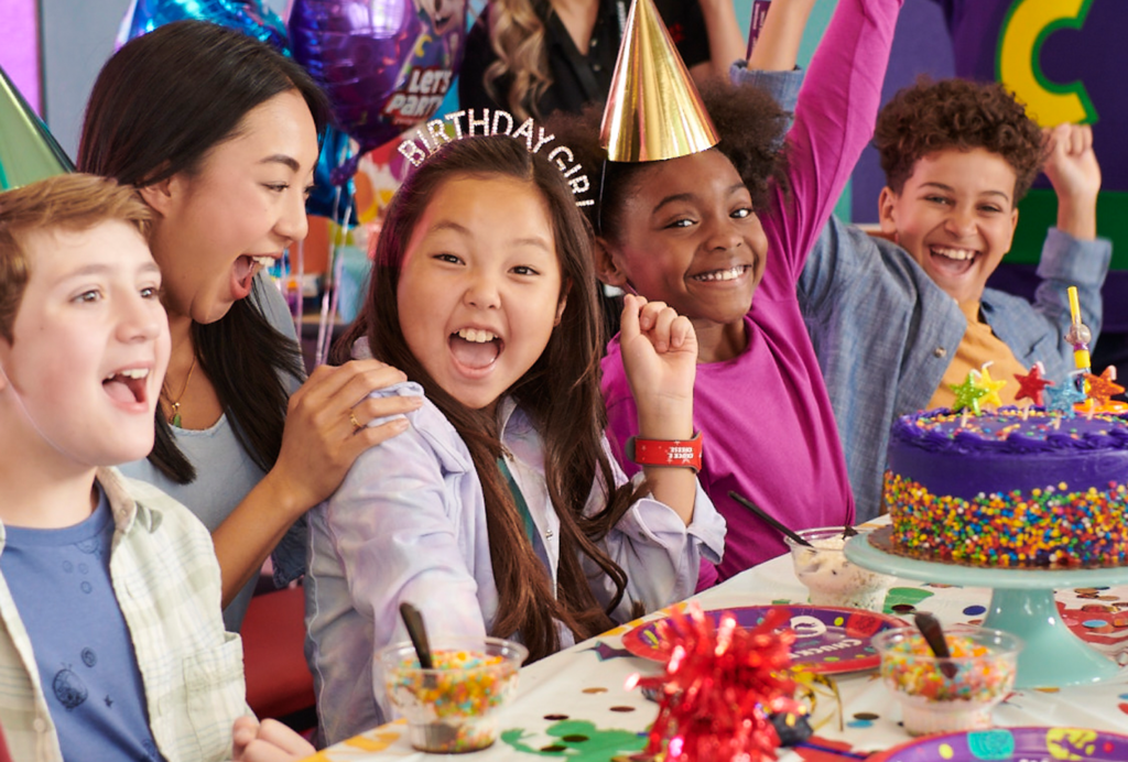 Celebración de una fiesta de cumpleaños para niños en Orange