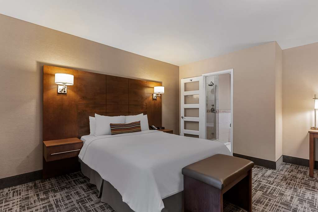 QueenSuite Best Western Ville-Marie Montreal Hotel & Suites Montreal (514)288-4141