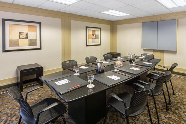 Images Crowne Plaza Virginia Beach Town Center by IHG