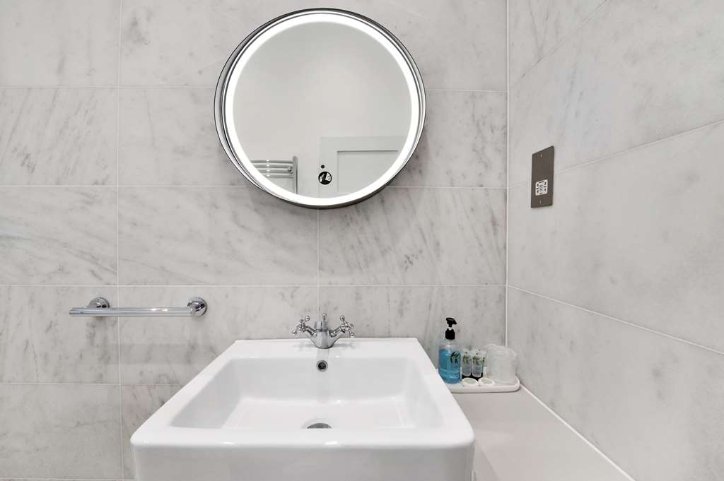 Premium Room bathroom Radisson Blu Hotel, Perth Perth 01738 637237