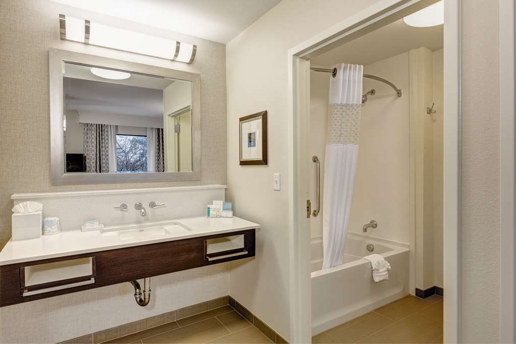 Guest room bath