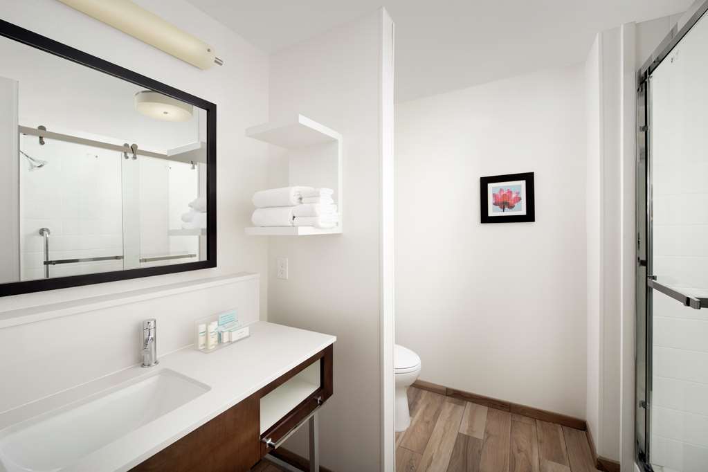 Guest room bath