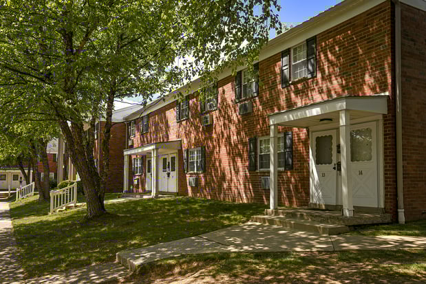 Images Country Manor Apartments