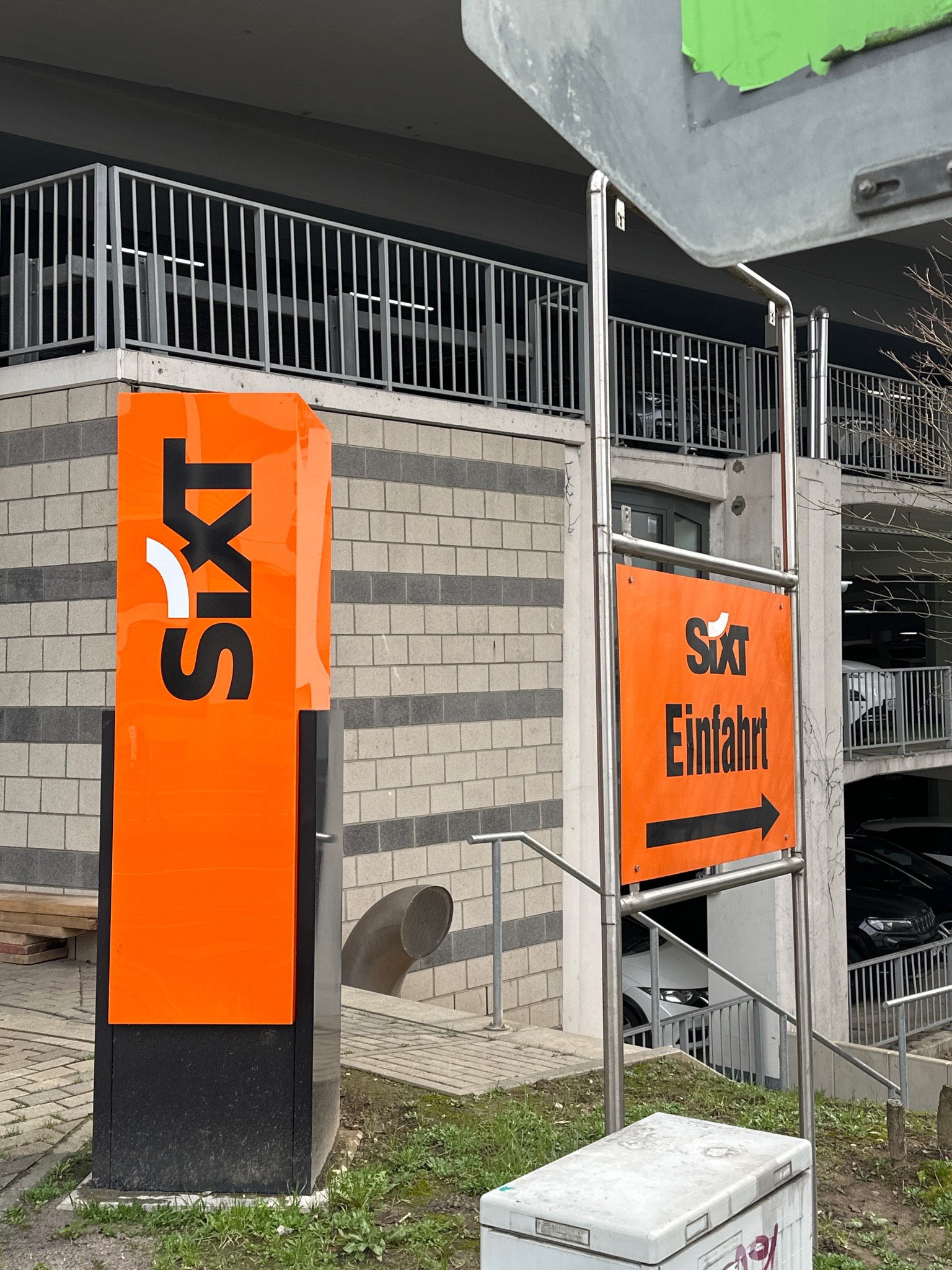 SIXT Autovermietung Wiesbaden Zentrum/Hauptbahnhof, Bahnhofsplatz 3, Lilien-Carre in Wiesbaden