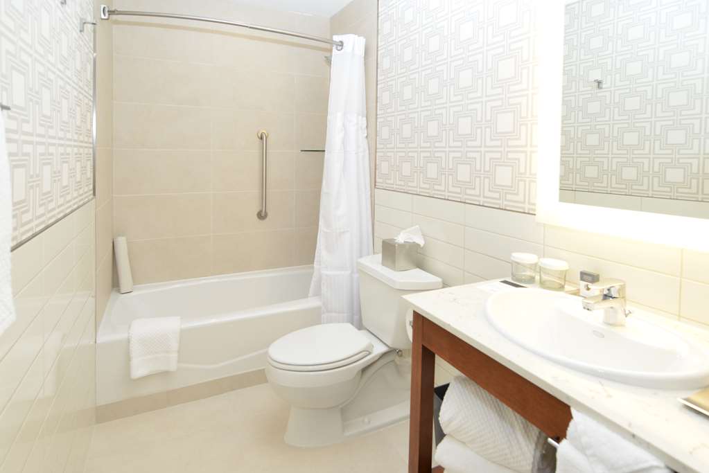 Guest room bath The Lismore Hotel Eau Claire - a DoubleTree by Hilton Hotel Eau Claire (715)835-8888