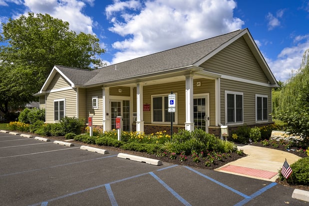 Images Country Manor Apartments