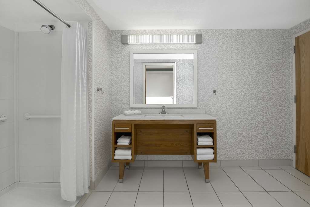 Guest room bath