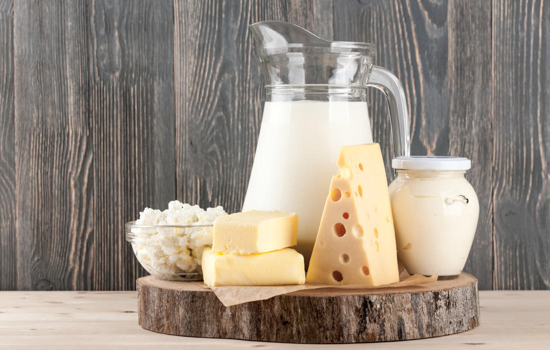 Molkereiprodukte
Milch und Käse sind seit langer Zeit in unserer Ernährung integriert. Deshalb geht unser Angebot auch weit über die Klassiker hinaus. Wir führen sowohl vegetarische, als auch vegane Produkte in unseren Kühltheken.

Wichtig ist uns auch hier, dass wir die Region mit einbeziehen und deshalb kommen die zahlreichen Bio-Produkte von Anbietern aus unserem Gebiet. Entdecken Sie viele Milchprodukte in verschiedenen Geschmacksrichtungen und auch Joghurts mit Früchten. Beim Käse lassen Sie einfach ihren Geschmack entscheiden.

Auch auf Menschen mit einer Unverträglichkeit gegen Milchprodukte nehmen wir Rücksicht. Wir führen viele laktosefreie Produkte und hoffen so bei der Ernährung helfen zu können.