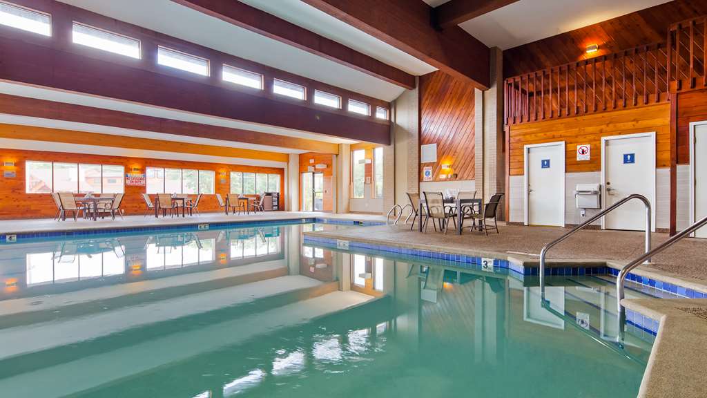 pool Best Western Ambassador Inn & Suites Wisconsin Dells (608)254-4477