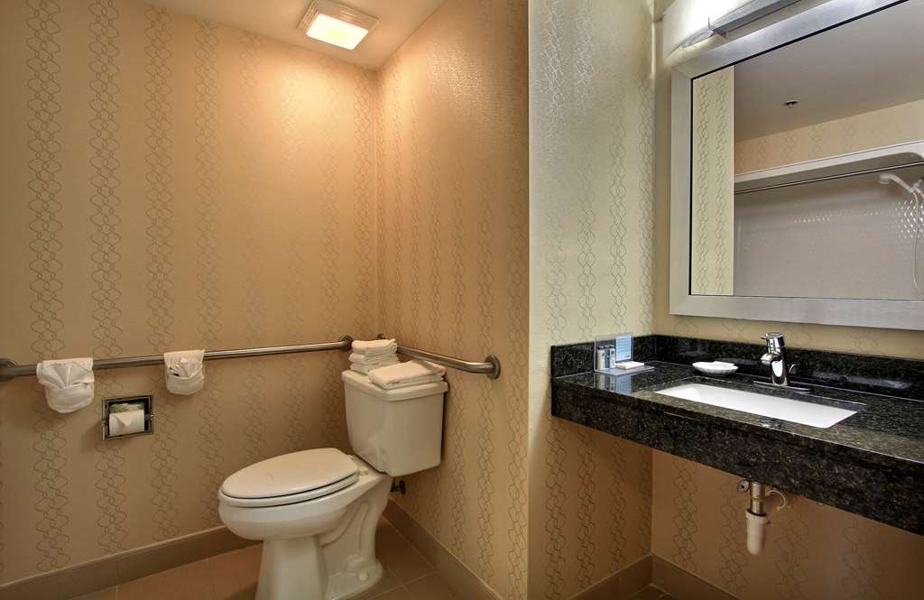 Guest room bath