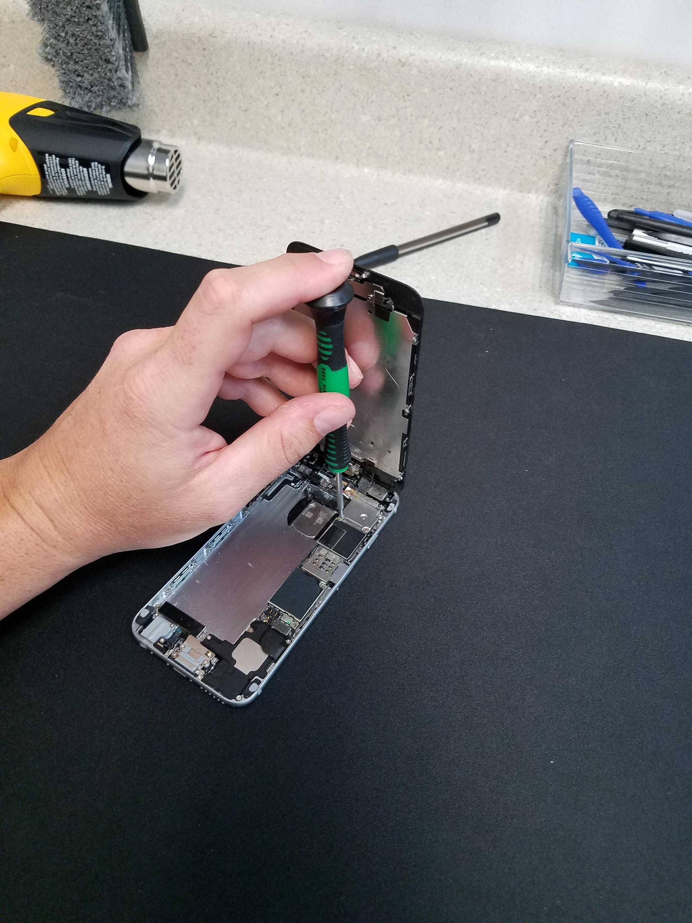 Ремонт iphone repair. Ремонт смартфонов. Iphone Repair. Сложный ремонт iphone. Пластиковая площадка для ремонта смартфона.