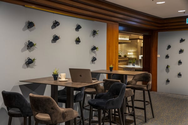 Pre-Function Area im Maritim Hotel Darmstadt: Eleganter Empfangsbereich, ideal für Pausen und Networking vor Tagungen, mit stilvollem Design.