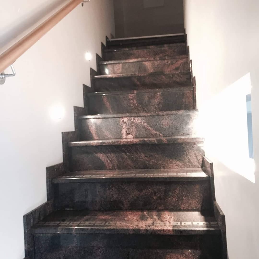 Nester, SIA granīta kāpnes