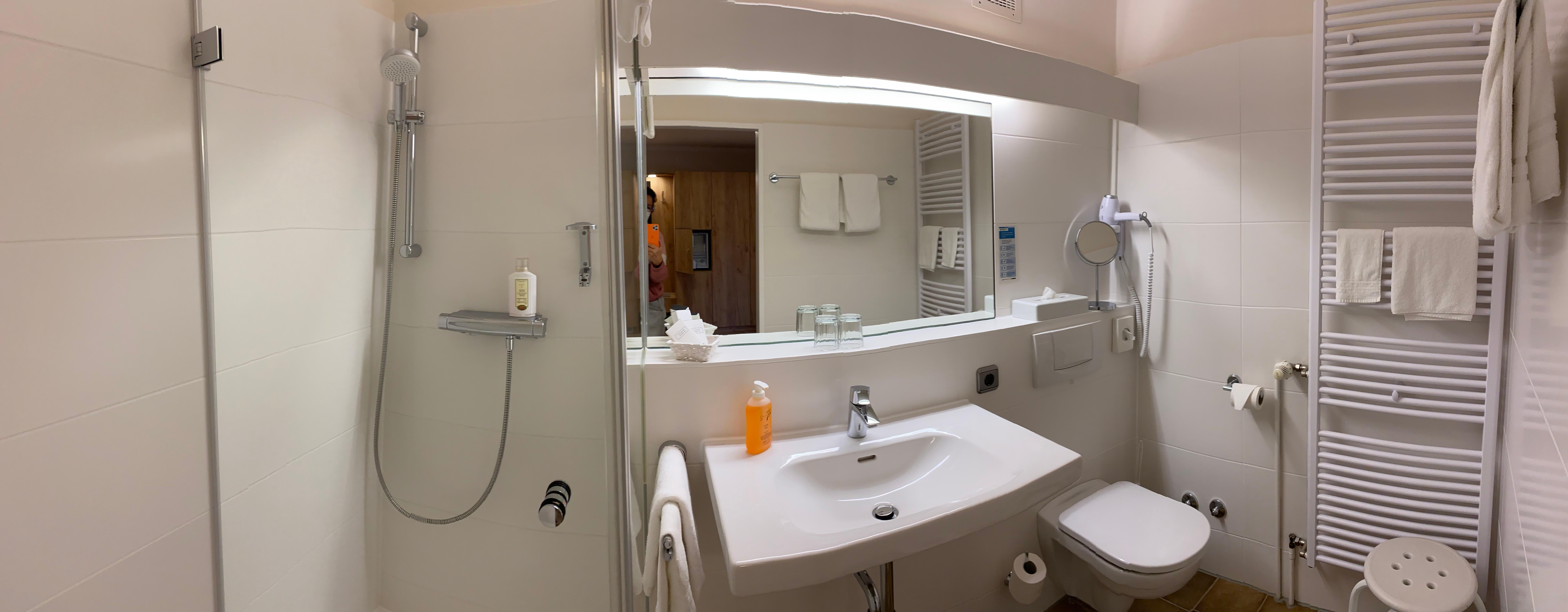 Die modernen Badezimmer sind mit einer komfortablen Dusche, einer Toilette sowie vielen Extras wie Föhn, wärmende Heizkörper und Handtüchern ausgestattet.