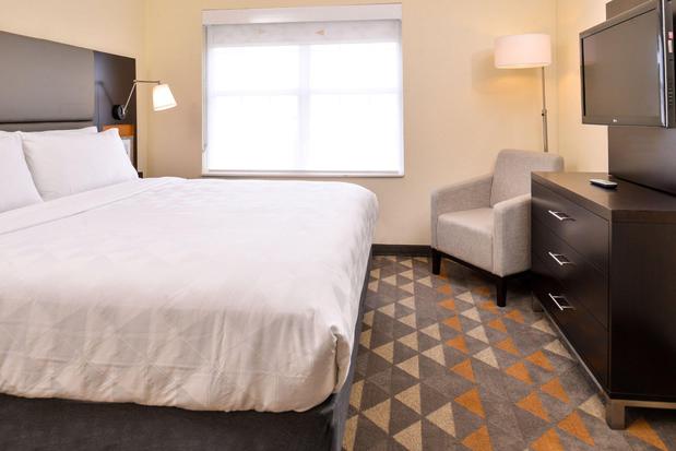 Images Holiday Inn & Suites Dallas-Addison, an IHG Hotel