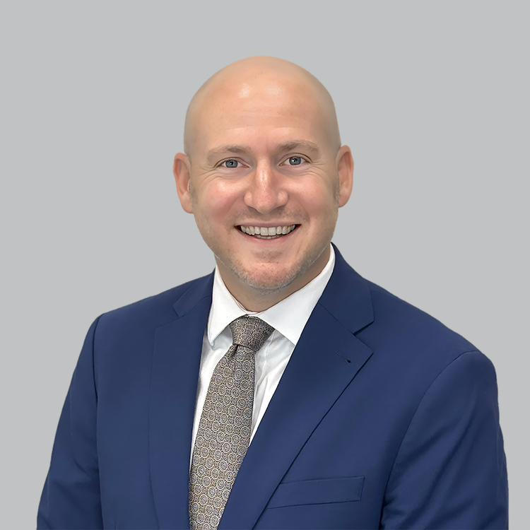 Headshot of Aaron Lewis, a wealth advisor at Chase