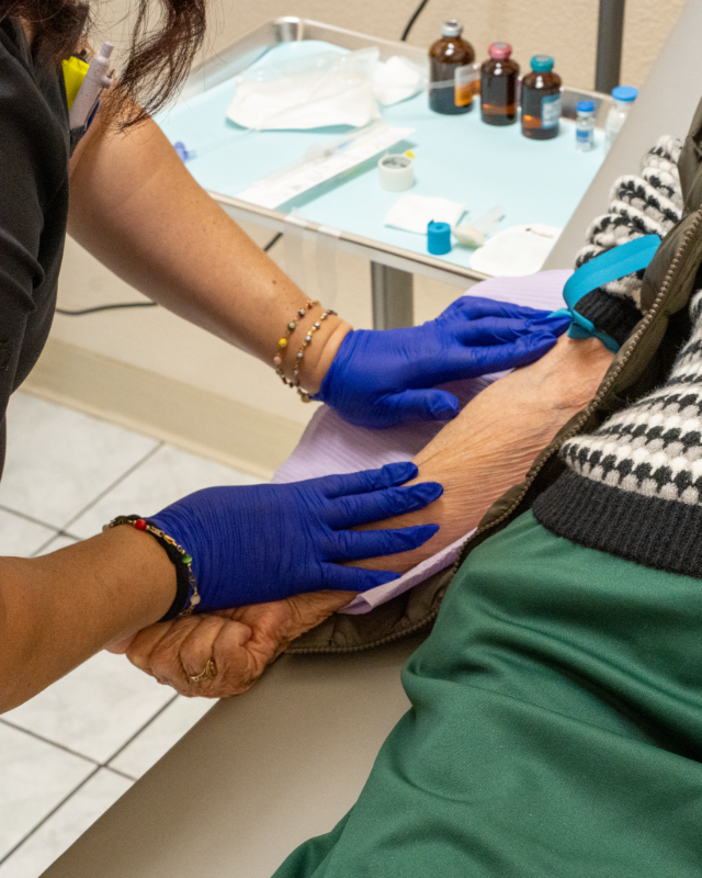 Images Clinica Medica La Salud - Norwalk