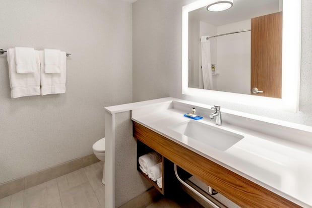 Images Holiday Inn Express & Suites Milwaukee – West Allis by IHG