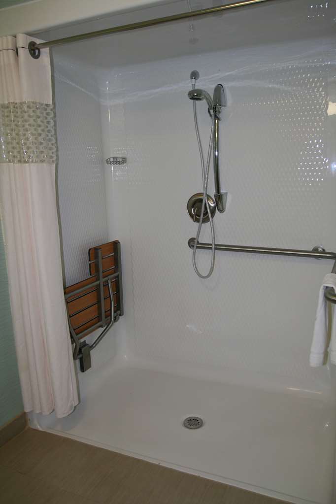 Guest room bath