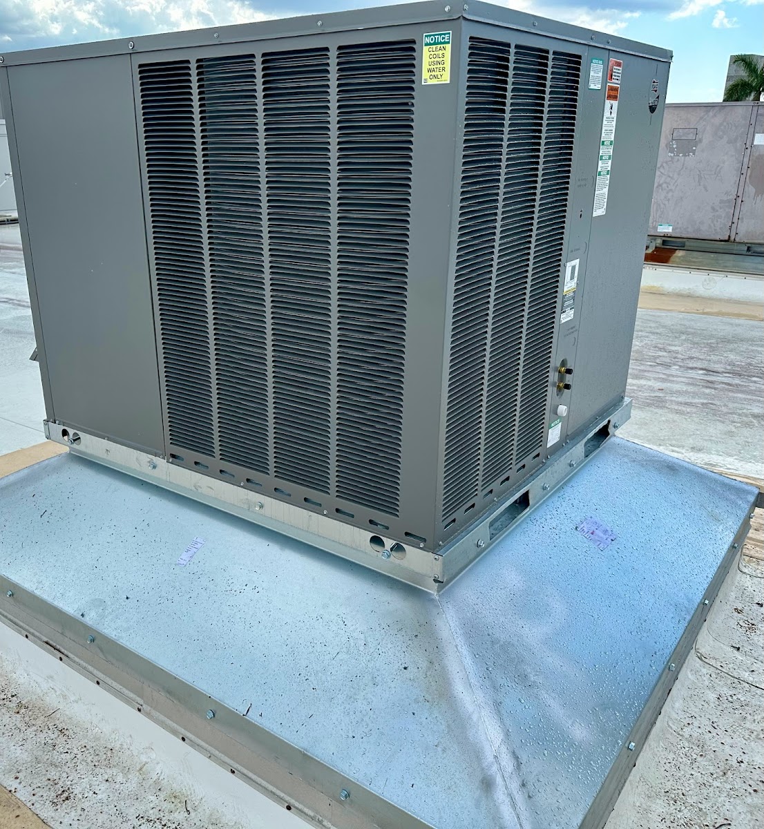 Rooftop air conditioning unit professionally installed on a raised curb to support consistent cooling performance.