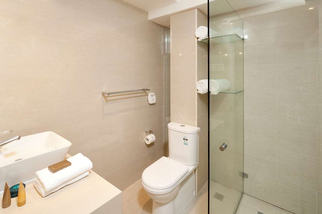 3 Bedroom Apartment - Main Bathroom Best Western Plus Hotel Stellar Sydney (02) 9264 9754