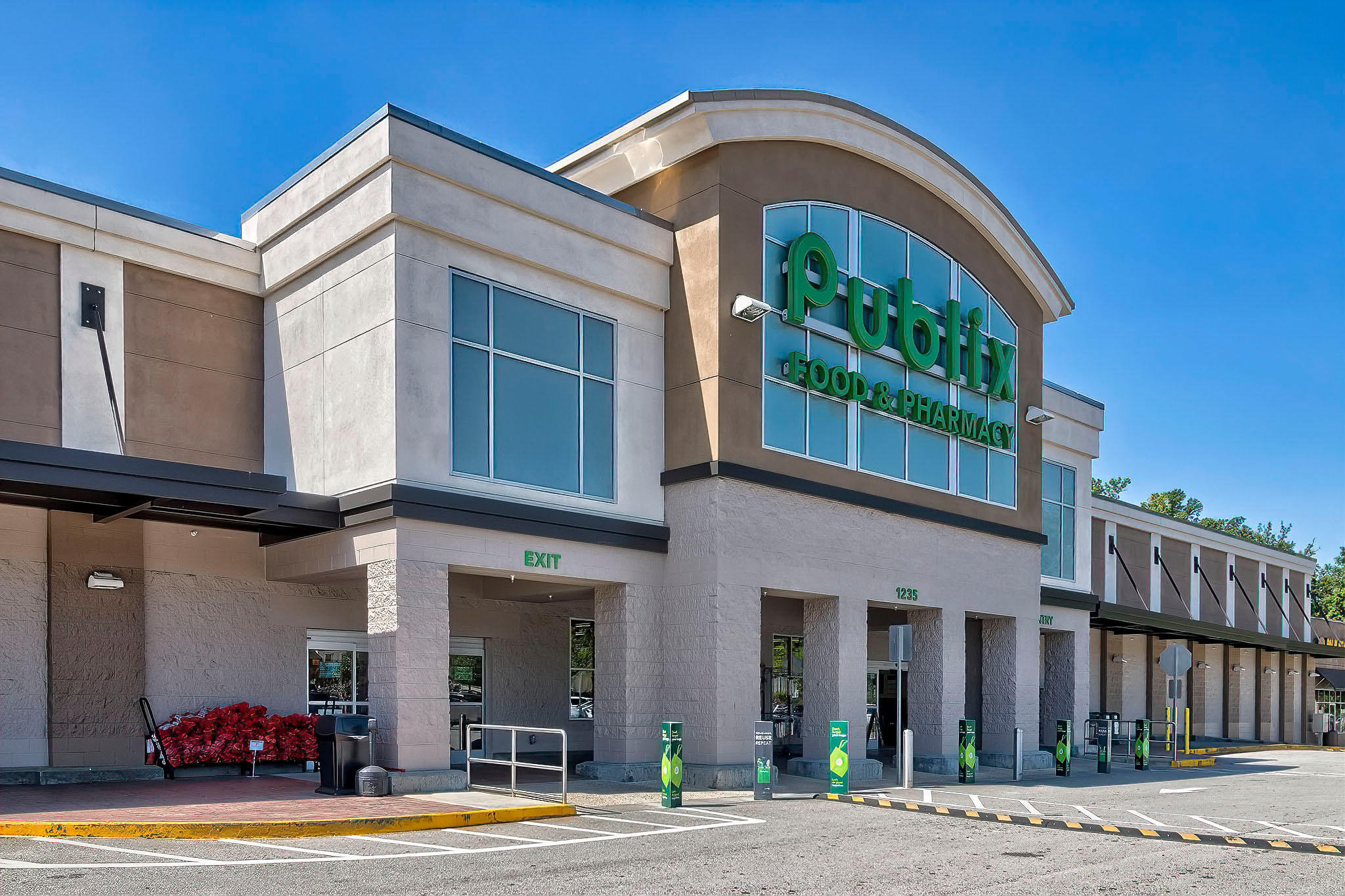 Nearby Publix shopping center for groceries and restaurants